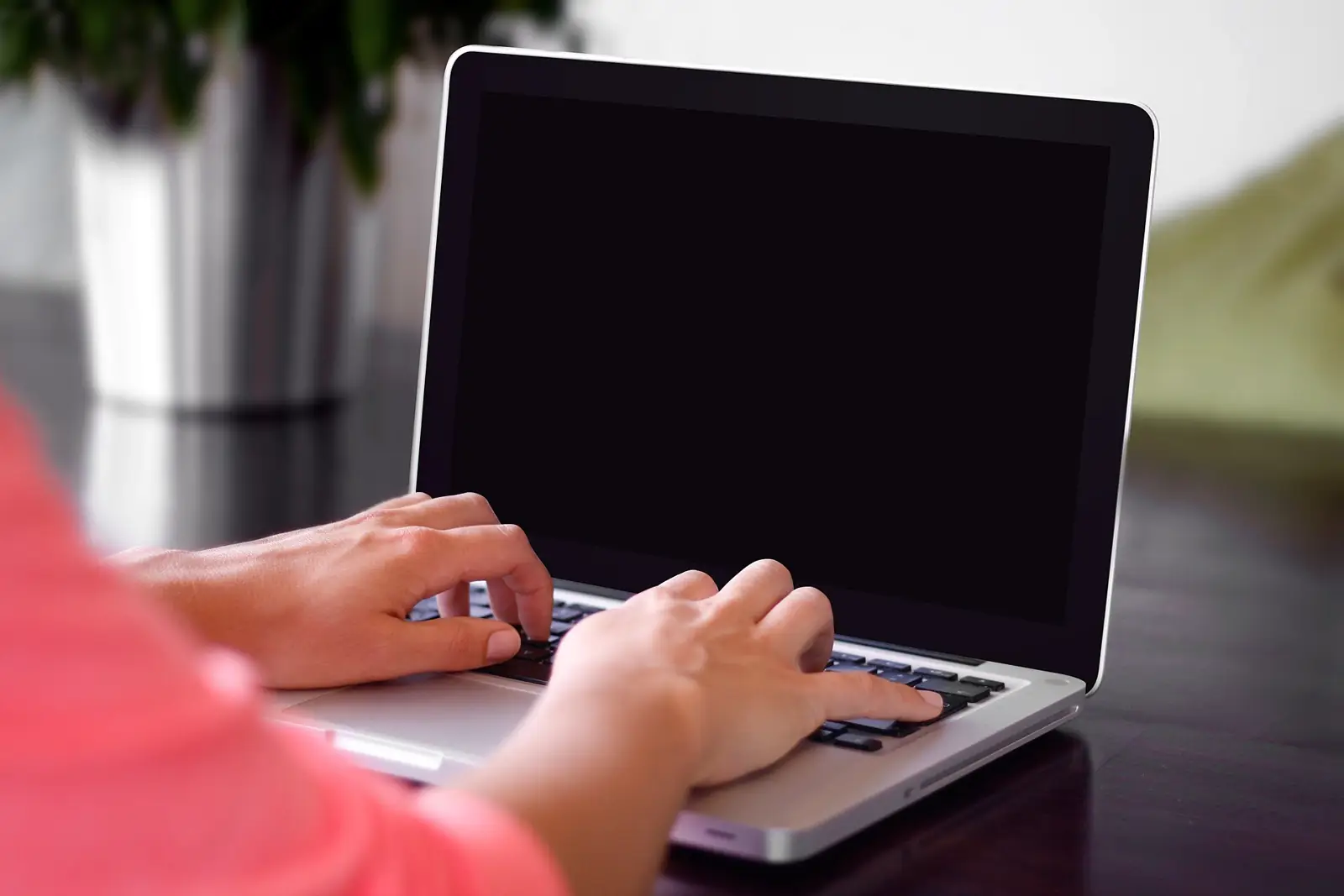 Laptop on a desk (illustrative photo)